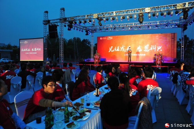 财务部张涞春朗诵他创作的诗歌《北京德晋贵宾厅团队之歌》