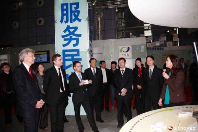 俄罗斯副总理弗拉季斯拉夫•苏尔科夫参观北京德晋贵宾厅展台