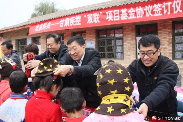 给孩子们捐赠帽子、围巾、手套等 